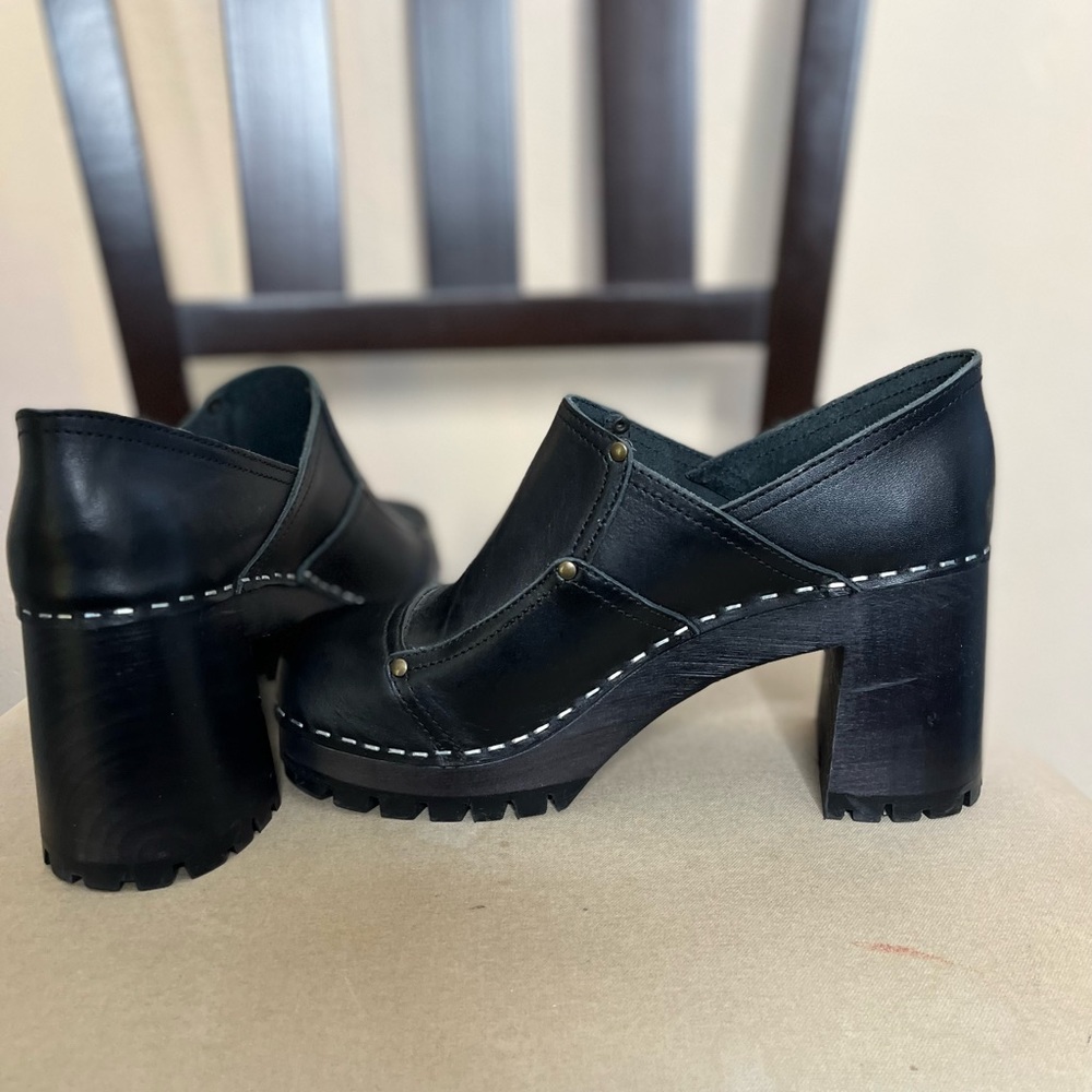 Swedish Hasbeens Renate size 37 black leather clogs. Tried on and never worn